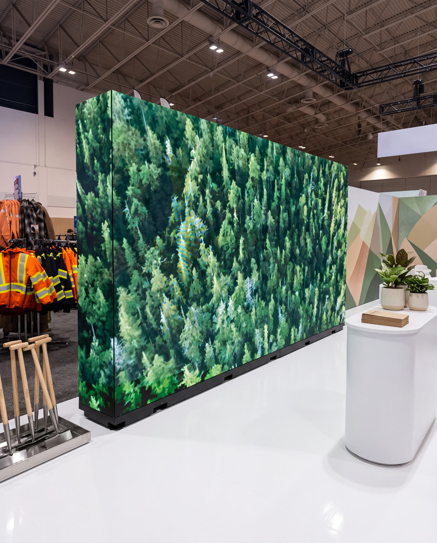 Free-standing LED video wall as the backwall of a trade show booth